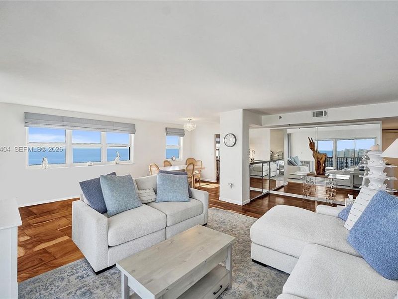 3 bed/2½ bath Condo in Hollywood, FL