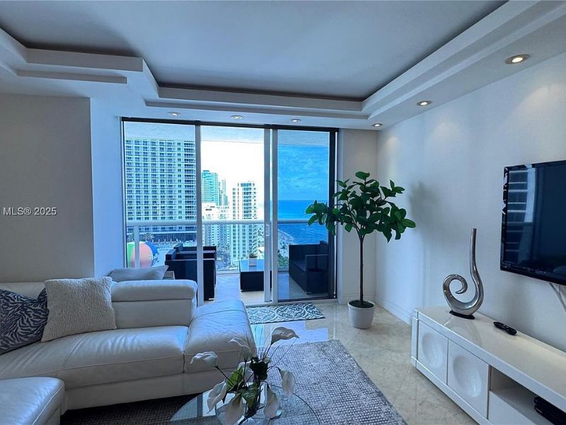 2 bed/2 bath Condo in Hallandale Beach, FL